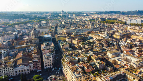 Vista aérea mostra Roma com suas ruas estreitas, edifícios históricos e cúpulas imponentes, destacando sua arquitetura clássica e charme histórico