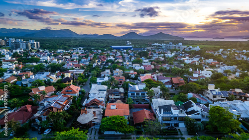 Areia Branca Mar Azul Praia Jurerê Internacional Florianópolis Santa Catarina Brasil Luxo Casas Modernas Natureza Pôr Sol Resorts Vegetação Tropical Sol Marinas Elegância Beach Tennis Turismo Esporte