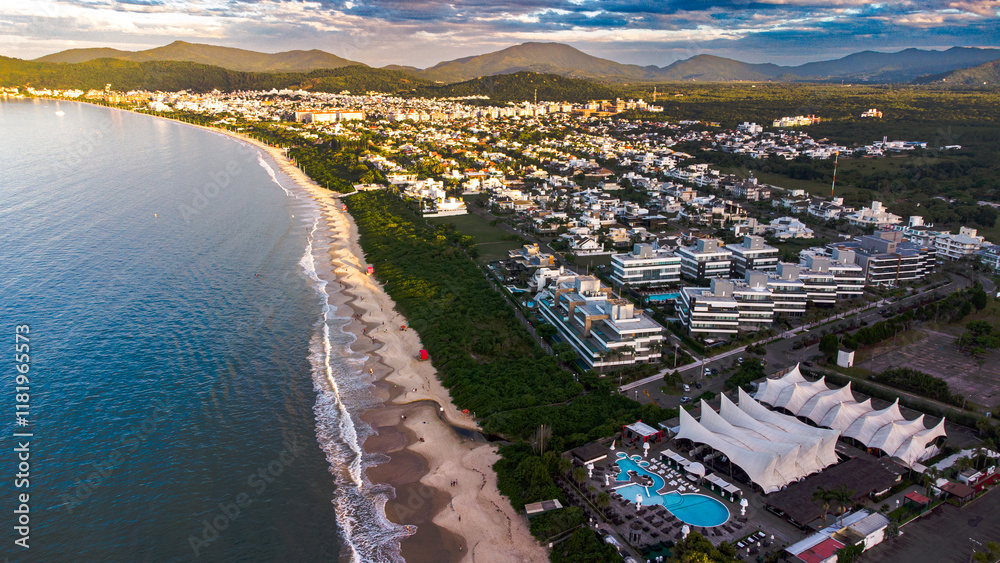 Fototapeta premium Areia Branca Mar Azul Praia Jurerê Internacional Florianópolis Santa Catarina Brasil Luxo Casas Modernas Natureza Pôr Sol Resorts Vegetação Tropical Sol Marinas Elegância Beach Tennis Turismo Esporte