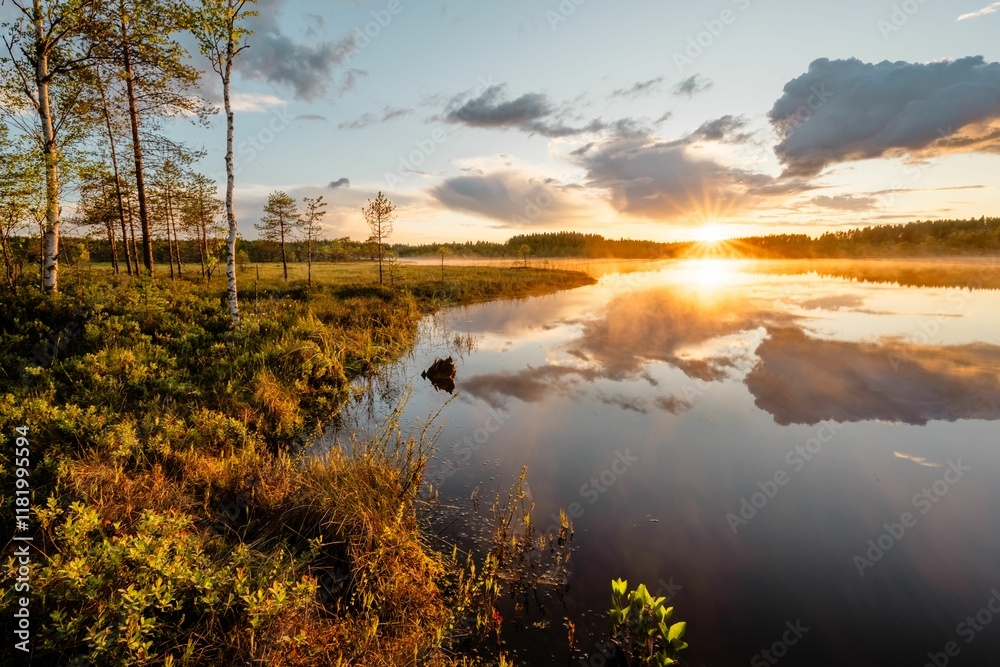 Obraz premium Sunset over serene lake with reflections.