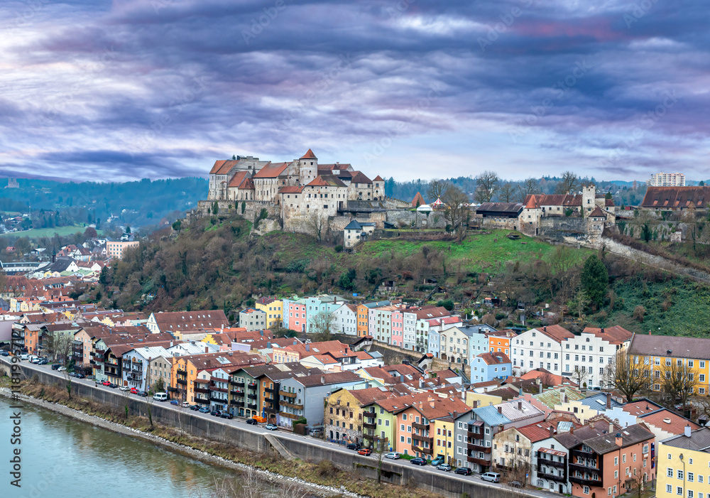 Obraz premium Blick auf die Altstadt und Burg, Burghausen, Bayern, Deutschland