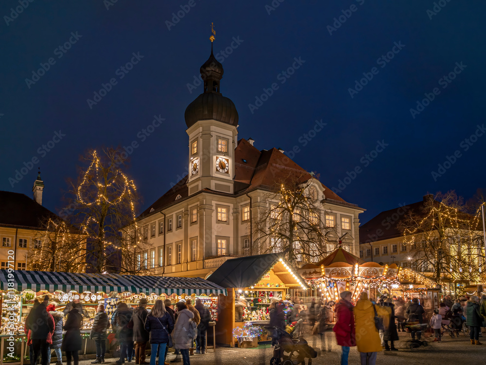 Christkindlmarkt auf dem Kapellplatz, Altötting, Bayern, Deutschland