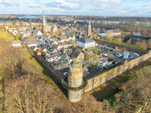 Die Windmühle auf der Stadtmauer und Zons, die historische Altstadt im Hintergrund photo