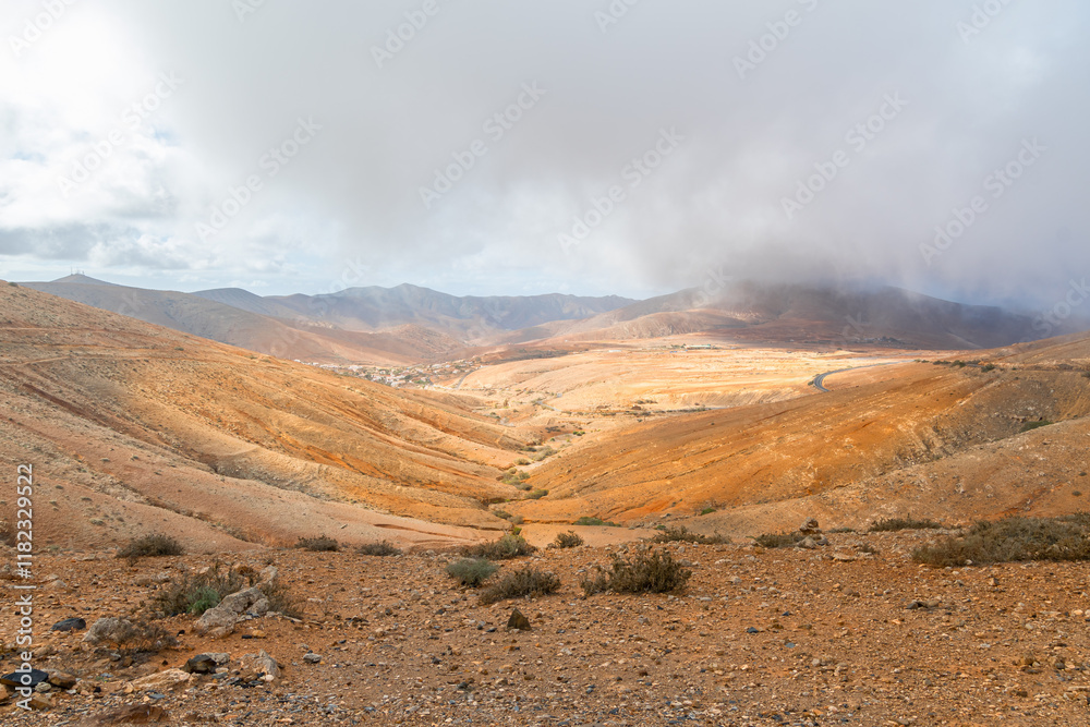Point de vue sur le paysage volcanique depuis le Mirador de Guise y Ayose à Fuerteventura, Canaries.
Point de vue sur le paysage volcanique depuis le Mirador de Guise y Ayose à Fuerteventura, Canaries.