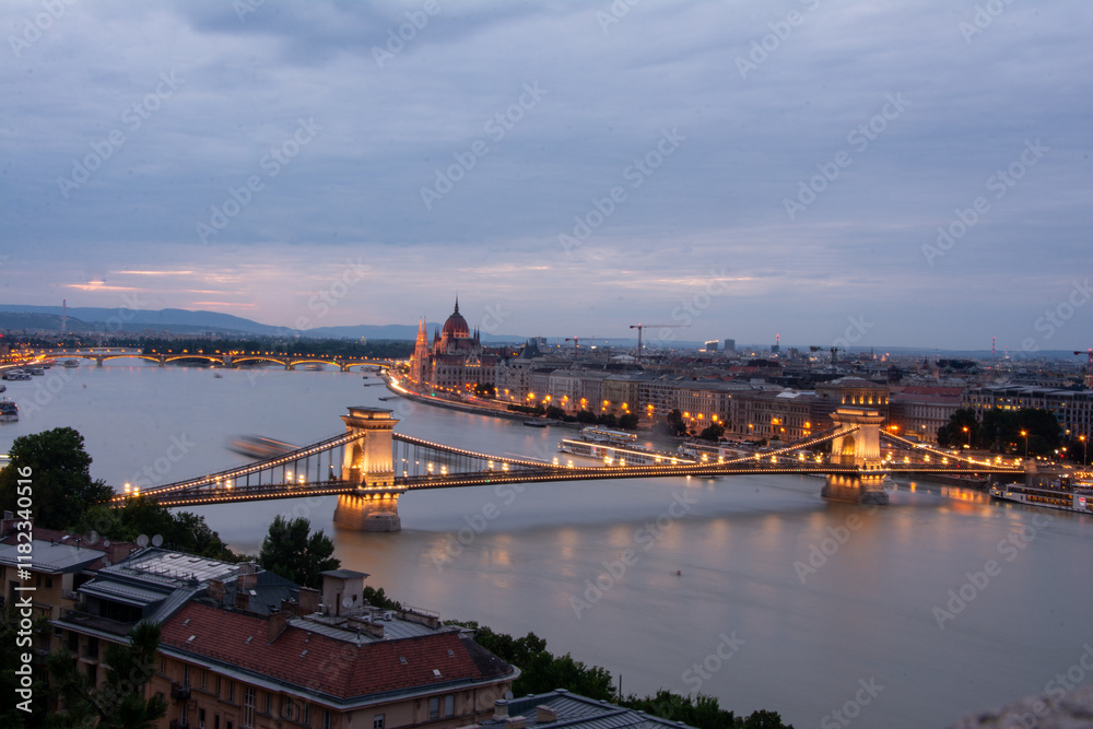 Obraz premium Budapest at the dusk with the Chain Bridge and the Parliament. Hungary