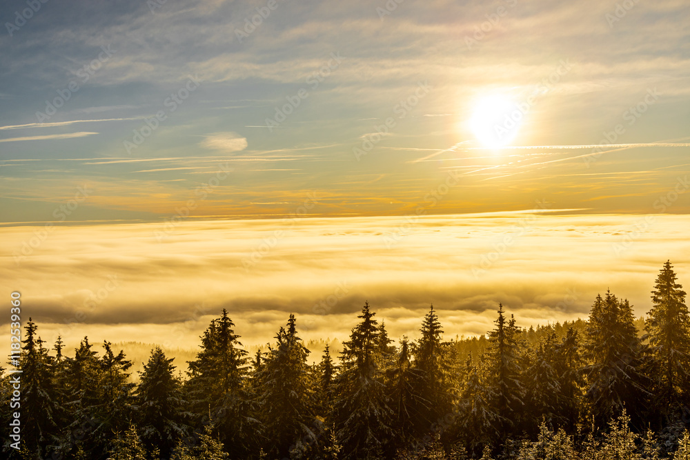 Obraz premium Romantische Winterwanderung auf den höchsten Gipfel vom Rennsteig - der Schneekopf bei Schmiedefeld im Abendlicht - Thüringen - Deutschland