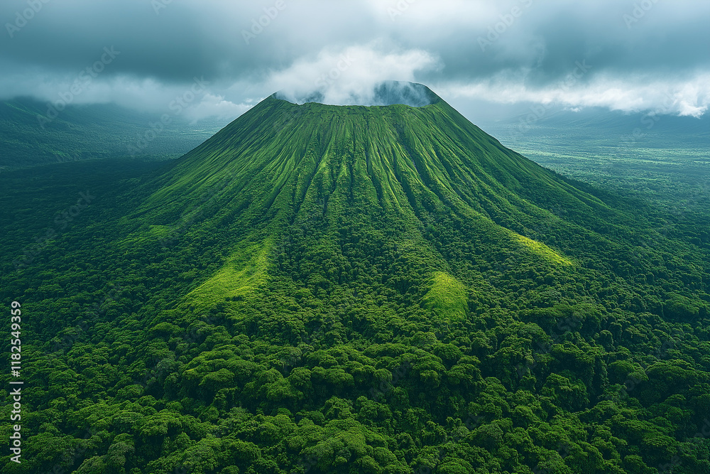 Obraz premium Volcan endormi avec fumée légère et végétation luxuriante