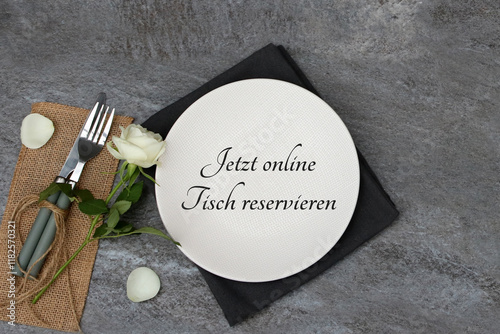 Reservierung: Blumen, Teller und Besteck auf einem Tisch im Restaurant mit dem Text Jetzt online reservieren.
