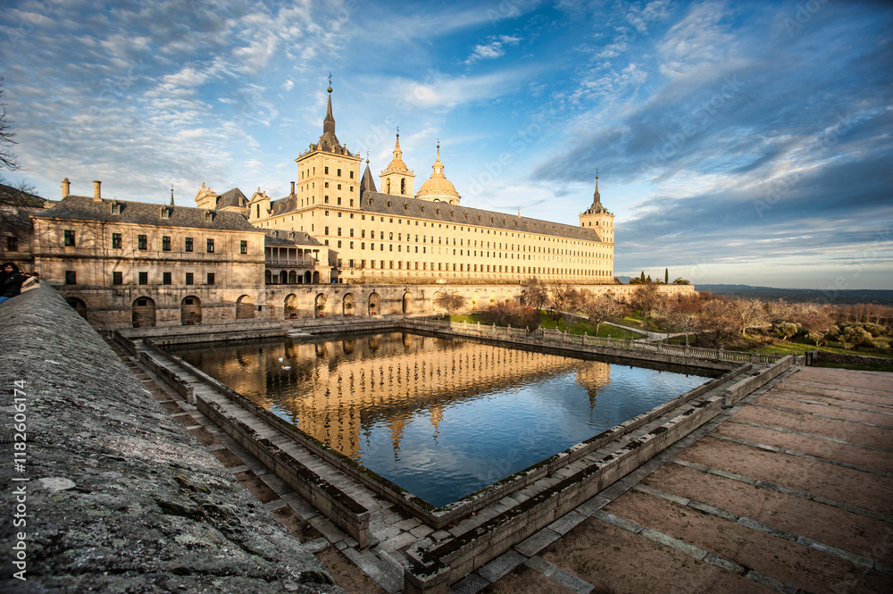 Fototapeta premium MONASTERIO DE SAN LORENZO DE EL ESCORIAL FACHADA DE MEDIODIA