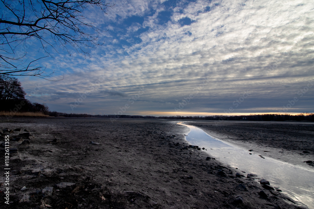 Wolkenstruktur mit kleinem Fluss durch ein Sandbett Wolkenstruktur mit kleinem Fluss durch ein Sandbett