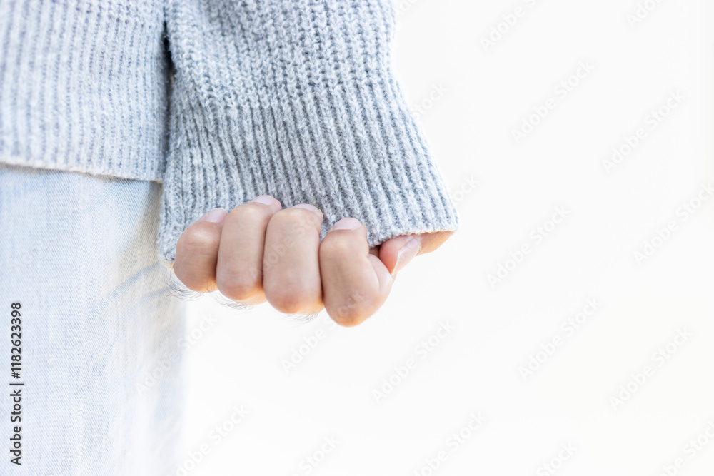 セーターkから指先だけ出した男性の手元(30代、日本人、顔無し)