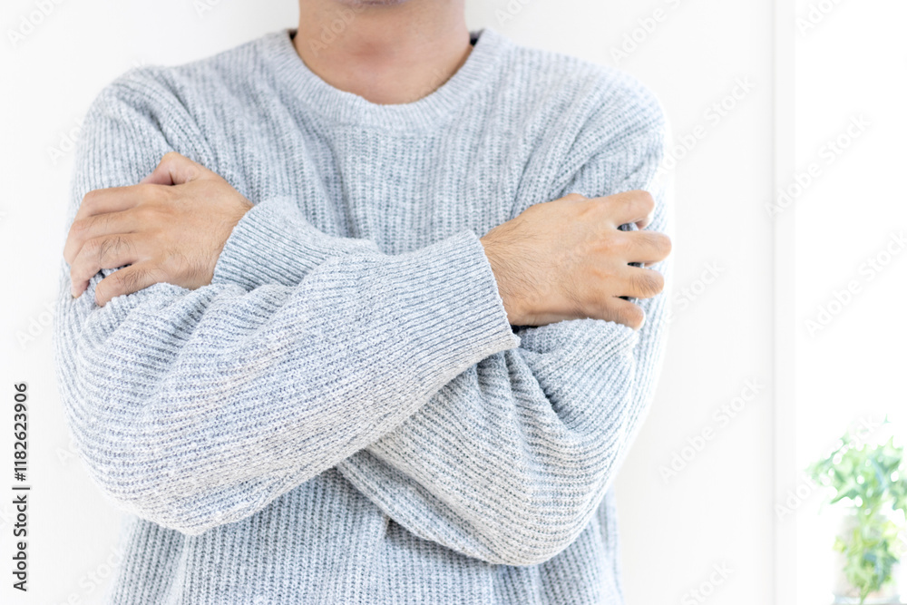 セーターを着て寒がる男性(30代、日本人、顔無し)