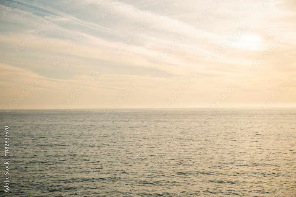 Obraz premium Sunset over beach with ocean view