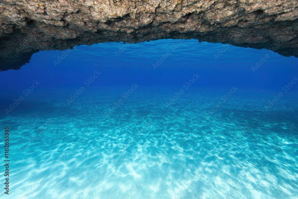 Fototapeta premium A beautiful blue ocean with a sandy bottom