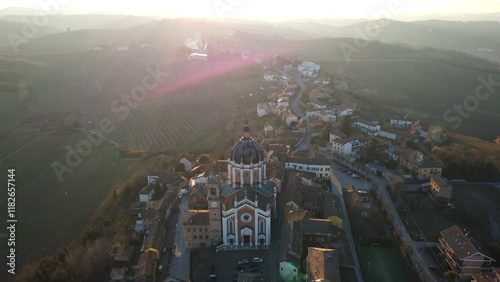 La chiesa di Fontanile dal drone, Mombaruzzo, Asti, Piemonte, Italia