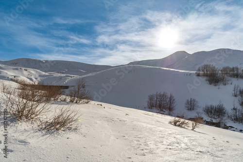 Splendida giornata soleggiata in montagna con la neve photo