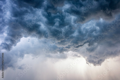 Nubes Oscuras Antes de la Tormenta