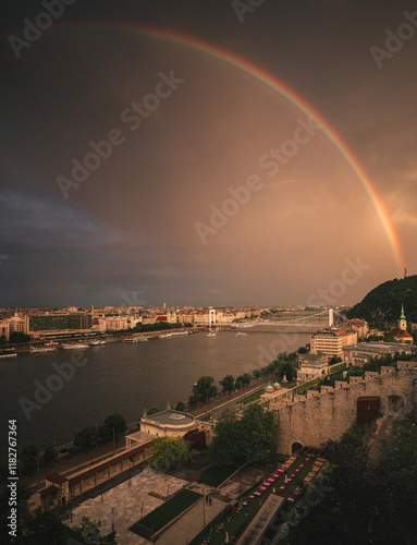 Obraz na płótnie Rainbow over Budapest, Hungary in summer w salonie