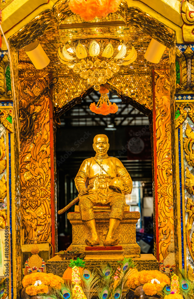 Fototapeta premium King statue memorial, Pak Khlong Talat, Yodpiman Flower Market, Bangkok, Thailand.