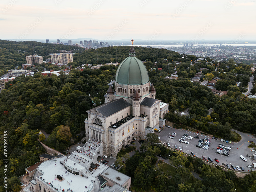 Obraz premium Aerial view of St. Josephs Oratory of Mount Royal at Sunset in winter. Montreal, Quebec, Canada
