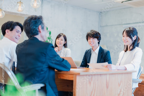 笑顔で会議をするビジネスパーソン