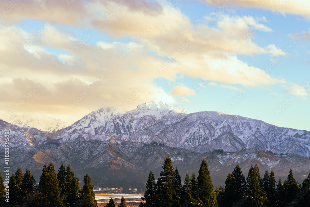 Obraz premium 夕暮れ時の越後八海山 