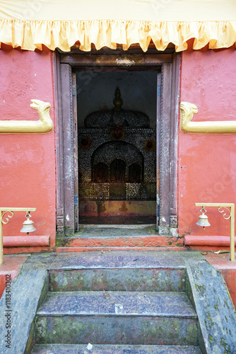 Obraz na płótnie The peaceful shrine of Gaukhureshowr Mahadev in Dhulikhel w salonie