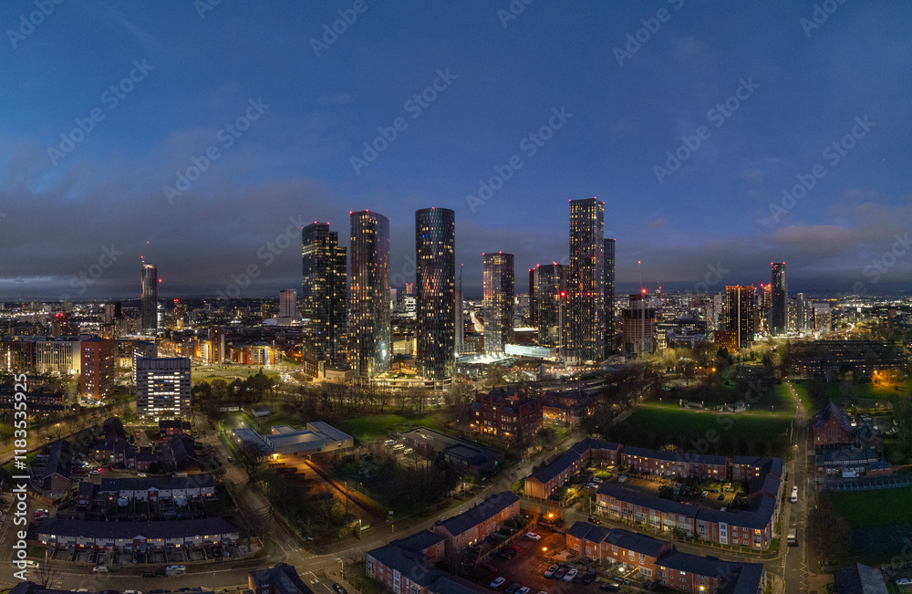 Obraz premium Mancheter cityscape at dusk with skyline features