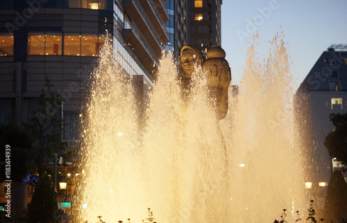 夜の山下公園の水の守護神と噴水(1) photo