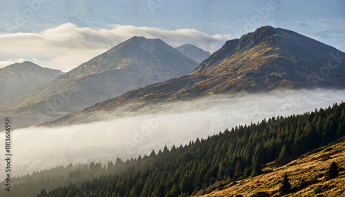 Brume matinale sur les montagnes photo