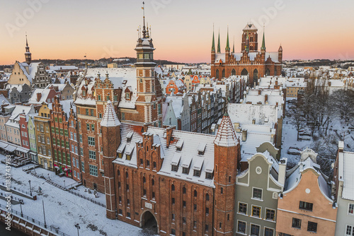 Obraz na płótnie
Gdańsk with a view of St. Mary's Basilica in the winter morning. Snow on the roofs of tenement houses and streets. w salonie