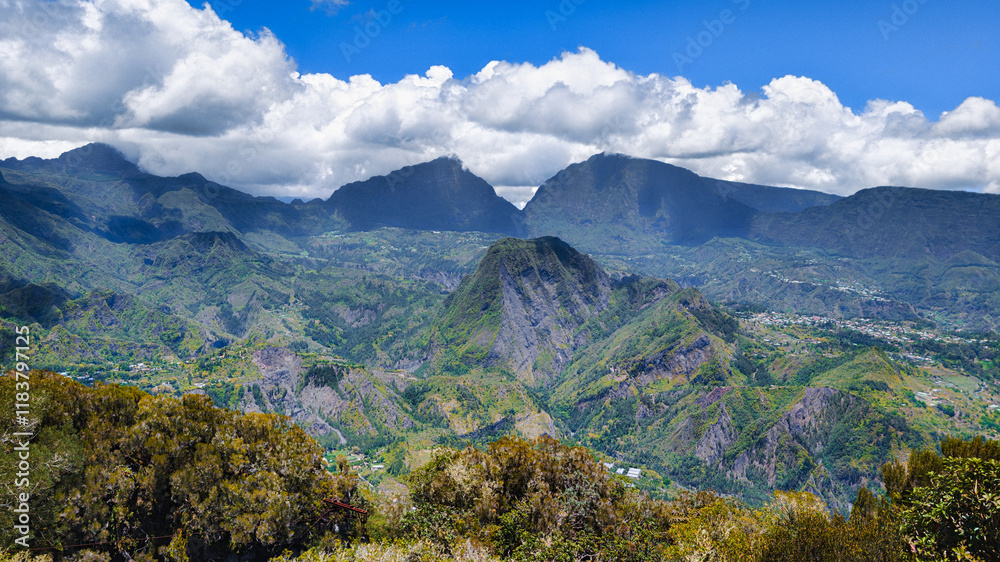 Fototapeta premium Vue sur le Cirque de Salazie et le piton d'Anchaing, La Réunion.