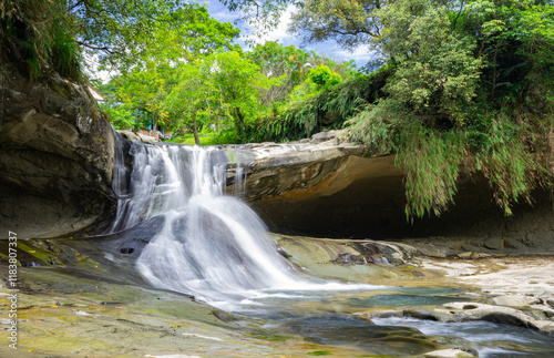 Obraz na płótnie Sunny view of the Yanjingdong Falls w salonie