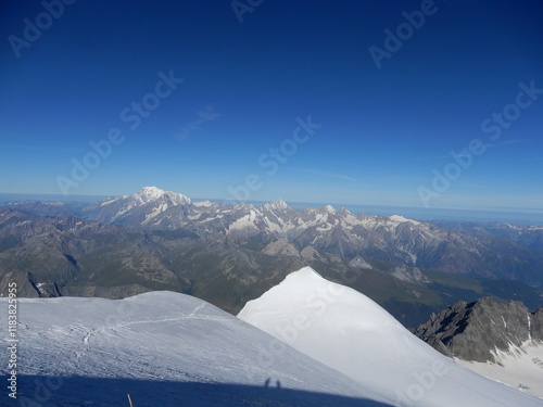 unten der Grand Combin du Valsorey 4186m, darüber  in der Ferne die Aiguille Verte 4122m, Aiguille du Jardin 4035m und Les Droites 4000m, links hinten der Mont Blanc 4809m photo