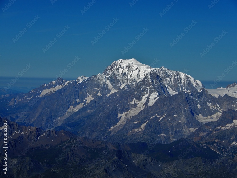 Mont Blanc 4809m (höchster Berg der Alpen) mit Mont Maudit 4465m, Mont Blanc du Tacul 4248m, Grandes Jorasses 4208m, Mont Blanc du Courmayeur 4748m Mont Blanc 4809m (höchster Berg der Alpen) mit Mont Maudit 4465m, Mont Blanc du Tacul 4248m, Grandes Jorasses 4208m, Mont Blanc du Courmayeur 4748m