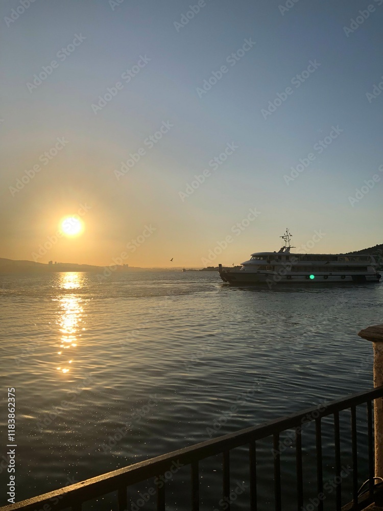 Obraz premium sunset over the sea from in Istanbul