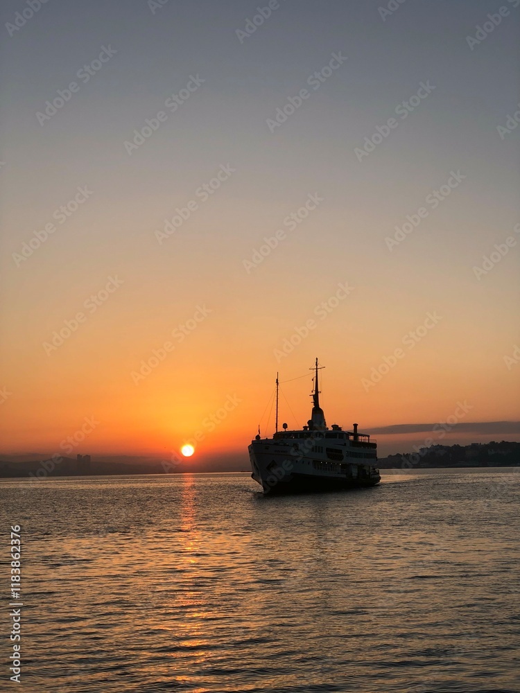 Fototapeta premium sunset over the sea from in Istanbul