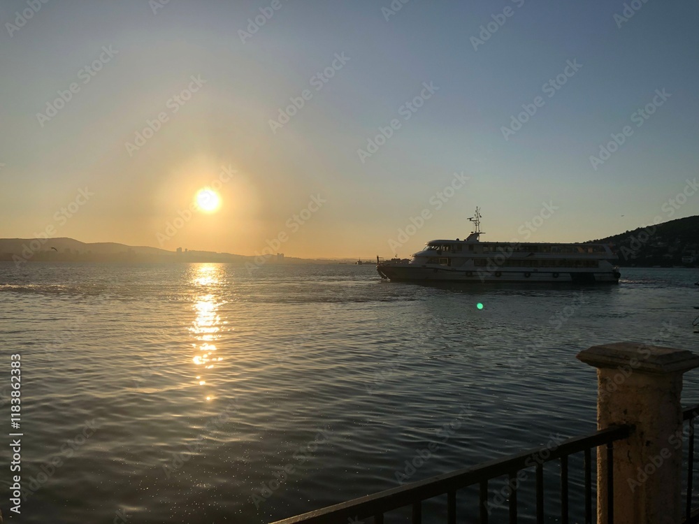 Obraz premium sunset over the sea from in Istanbul