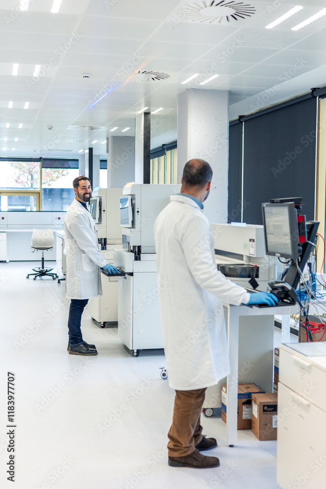 Obraz premium Scientists working with advanced equipment in modern laboratory 