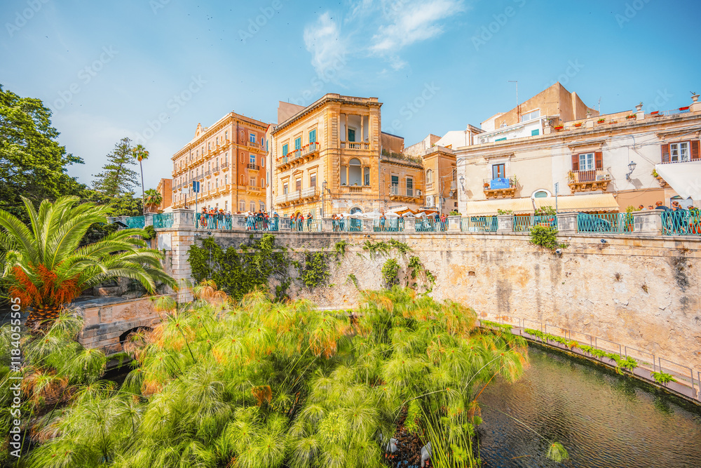 Obraz premium Ortigia island, old cityspace town with turquoise sea of Syracuse. Small island on Sicily, Italy. Arethusa Spring