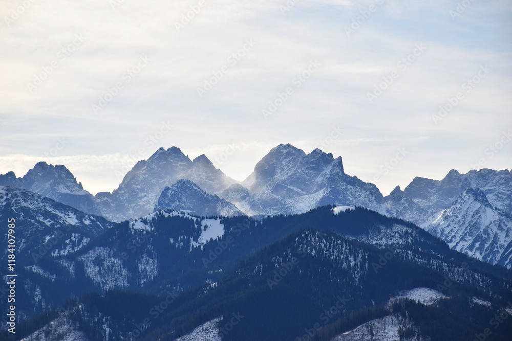 Obraz premium Snow-Dusted High Tatras Mountain Peaks with Misty Alpine Air