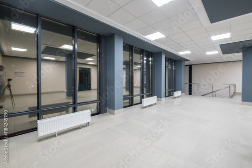 Billede på lærred panorama view in empty modern hall with columns, doors and panoramic windows at