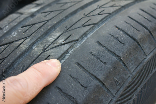 タイヤのスリップサインの三角マークを指差しチェック