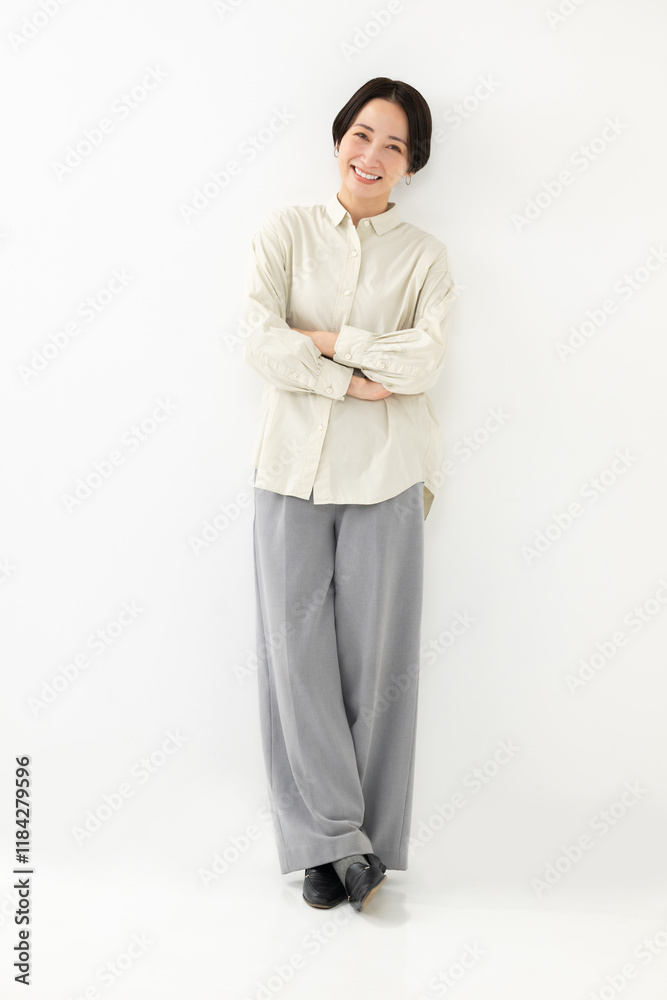 腕組みをする女性 腕組みをする女性