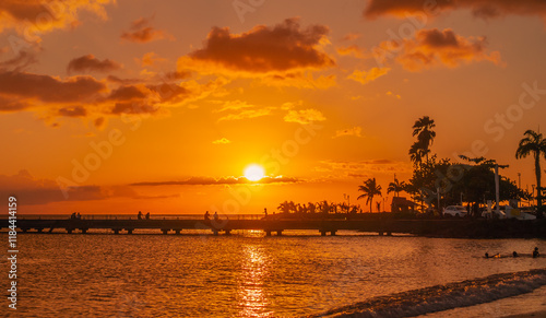 Coucher de soleil à la plage de Case Navire à Schoelcher en Martinique, Antilles Françaises.	