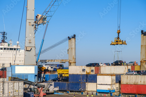 Obraz na płótnie Port crane loading car into containers on bull carrier in port on w salonie