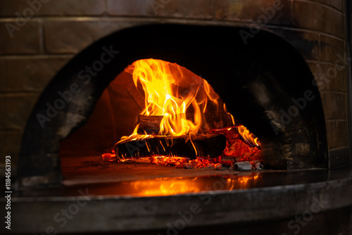 pizza con forno a legna tradizionale in pizzeria napoletana e italiana. Sapore mediterraneo