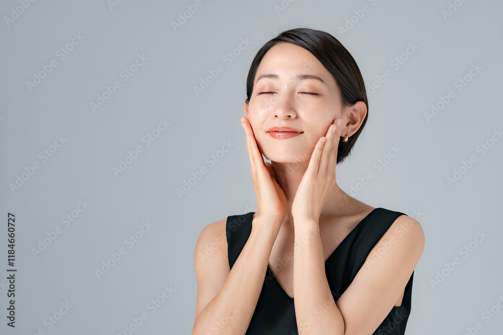 スキンケアをする女性 スキンケアをする女性