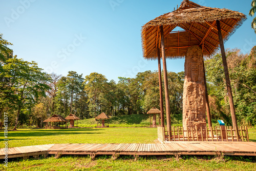 Konstfotografi Mayan stelae inside the Quiriguá archaeological park, protected by a structure made of organic materials