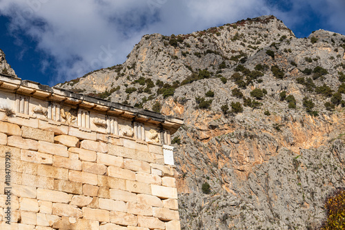 Delphi Archaeological Site. Details of this amazing historical heritage landmark from Greece. Travel to Greece.